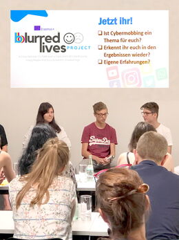 Schüler*innen bei der Ergebnisvorstellung an der FU
